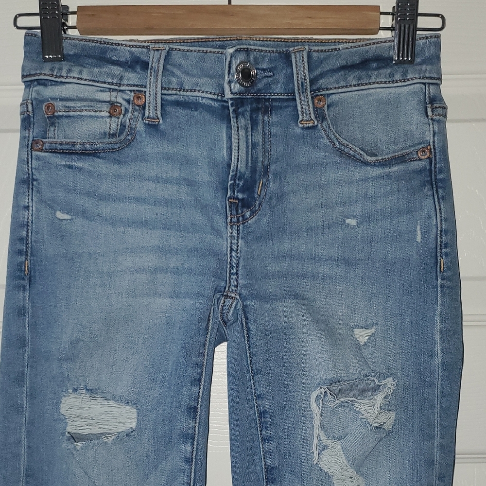 American Eagle Outfitters Light Blue Distressed Skinny Jeans. Size 0 Regular